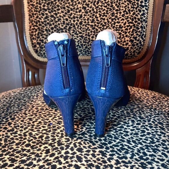 New in Box Life Stride soft system Navy back zip comfortable heels, size 8.5 - Picture 2 of 8